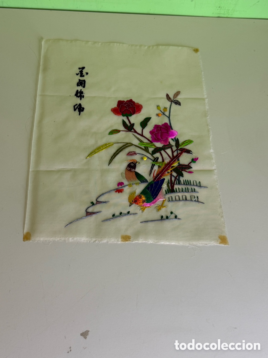 Antig&uuml;edades: Antiguo bordado chino sobre seda con aves ex&oacute;ticas y flores. China, primera mitad siglo XX