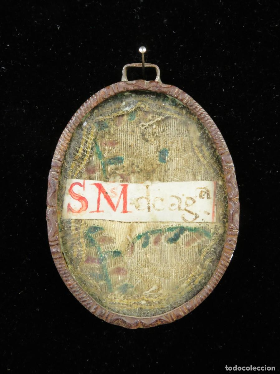 Antig&uuml;edades: Relicario anverso grabado Divina Pastora reverso tela de Santa Mar&iacute;a de &Aacute;greda siglo XVII siglo XIII