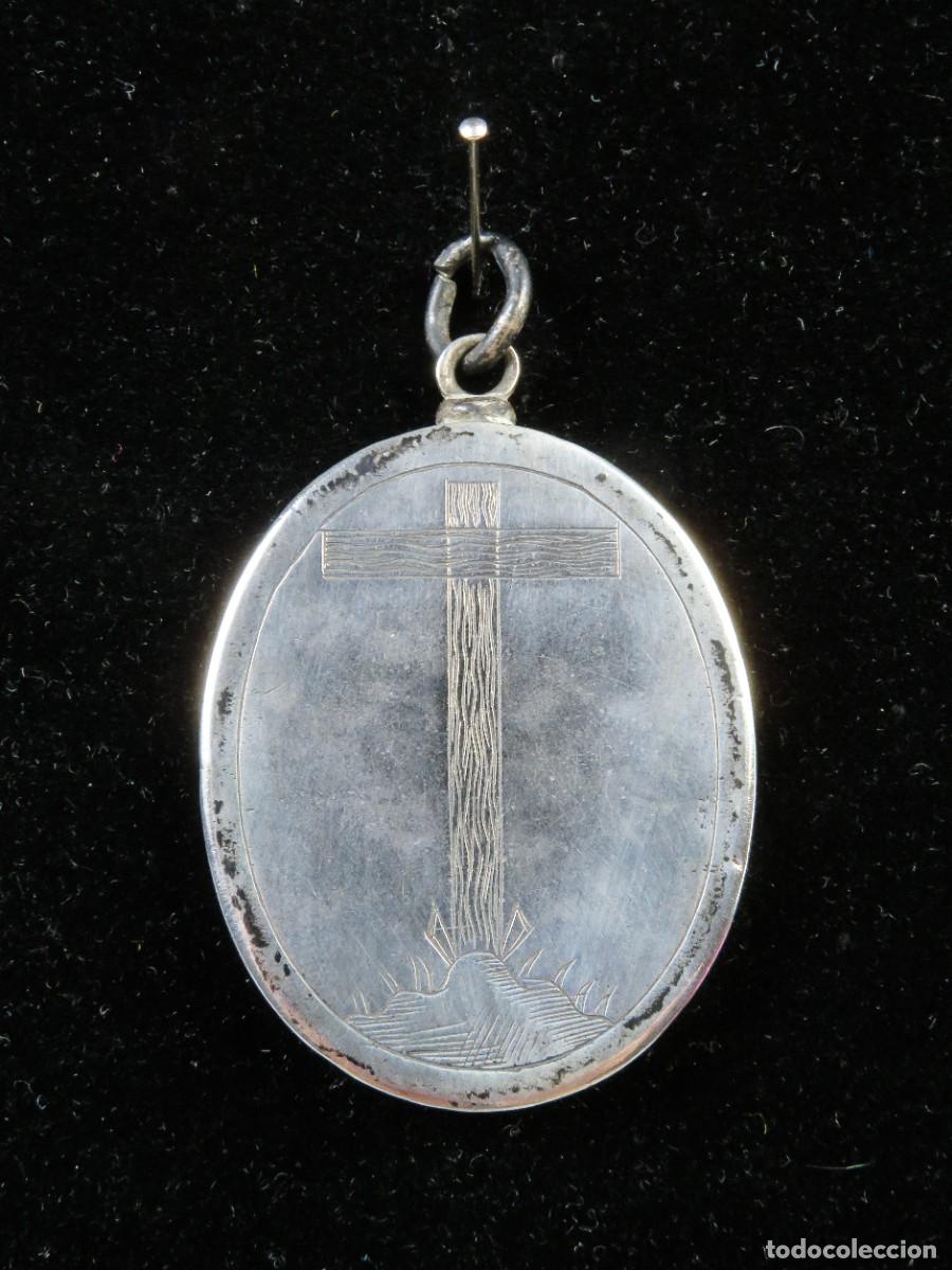 Antig&uuml;edades: Relicario de plata con grabado de Monte Calvario y la Santa Cruz siglo XVIII