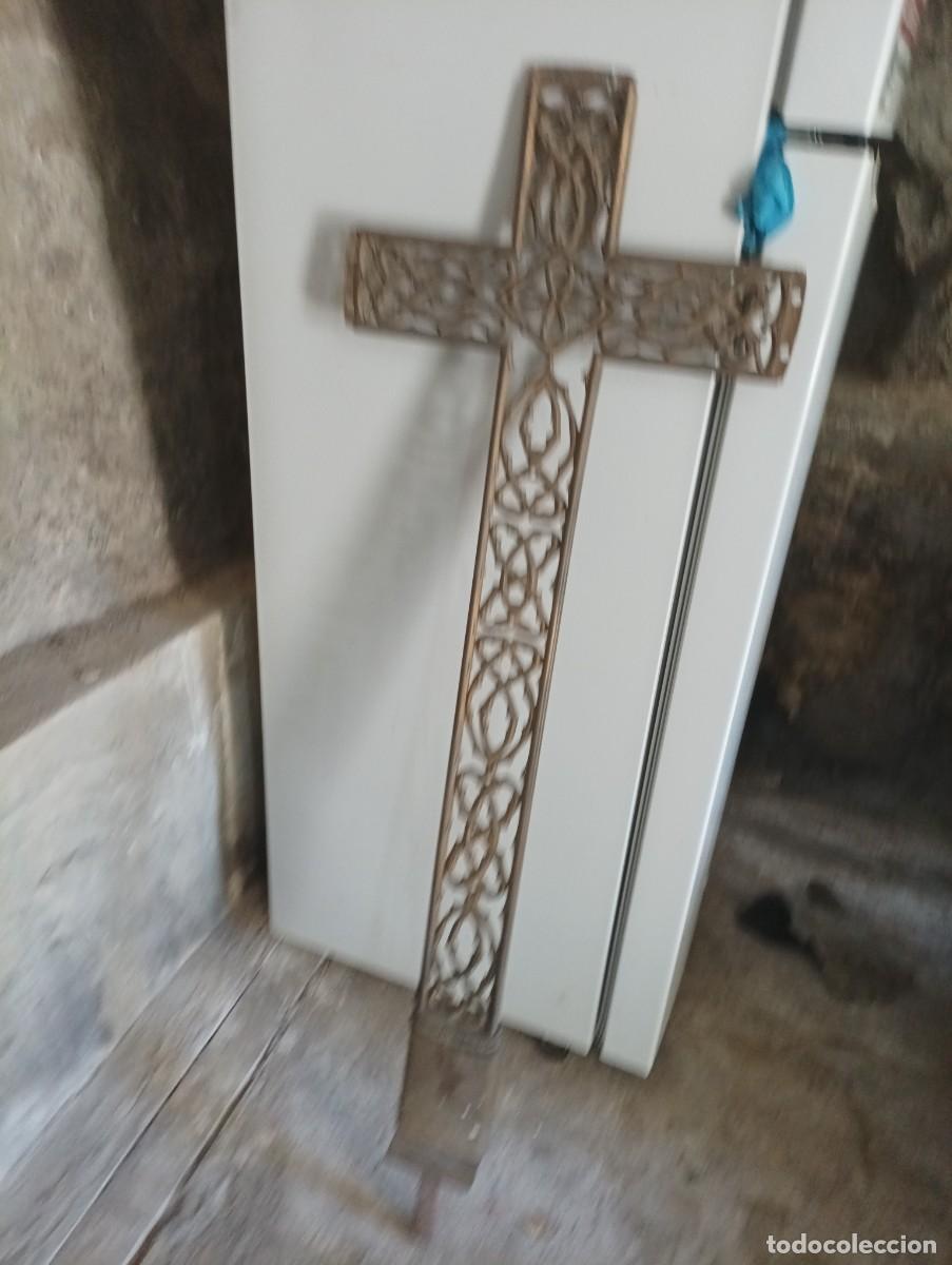 Antig&uuml;edades: Crucifijjo aprox 90x40 aparentemente procede de antiguo enterramiento.