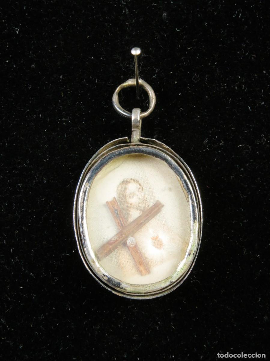Antig&uuml;edades: Relicario de plata con litograf&iacute;a de Jes&uacute;s y Lignum Cruzis siglo XIX