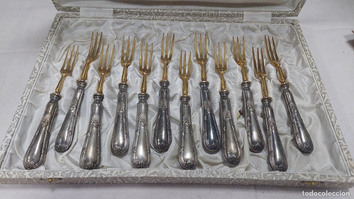 Antig&uuml;edades: Magn&iacute;fico juego de tenedores de plata con punta en lat&oacute;n sobredorado
