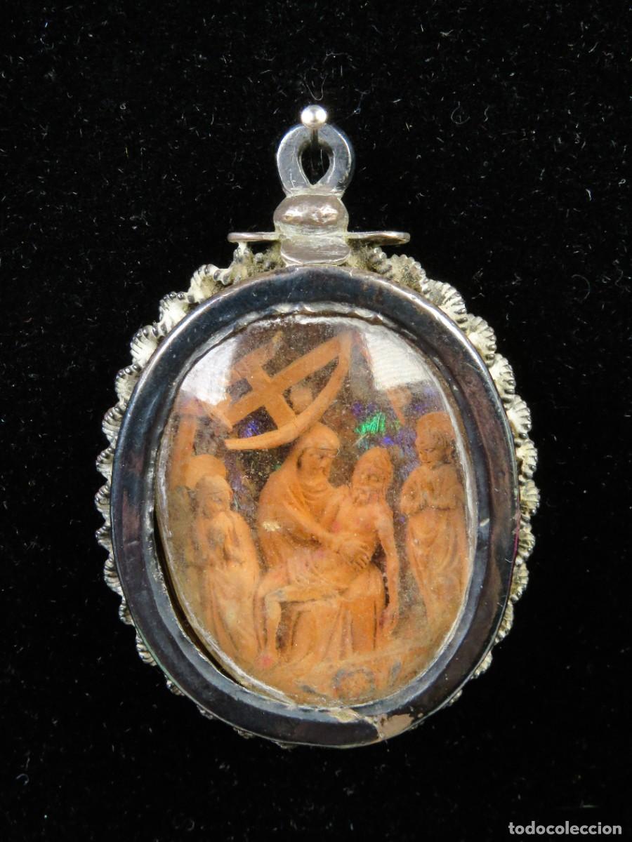 Antig&uuml;edades: Relicario plata anverso descendimiento reverso grabado iluminado Inmaculada Concepci&oacute;n siglo XVII