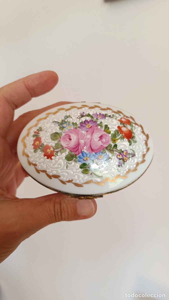 Antig&uuml;edades: Caja joyero porcelana - Limoges France - Flores relieve - Blanco dorado