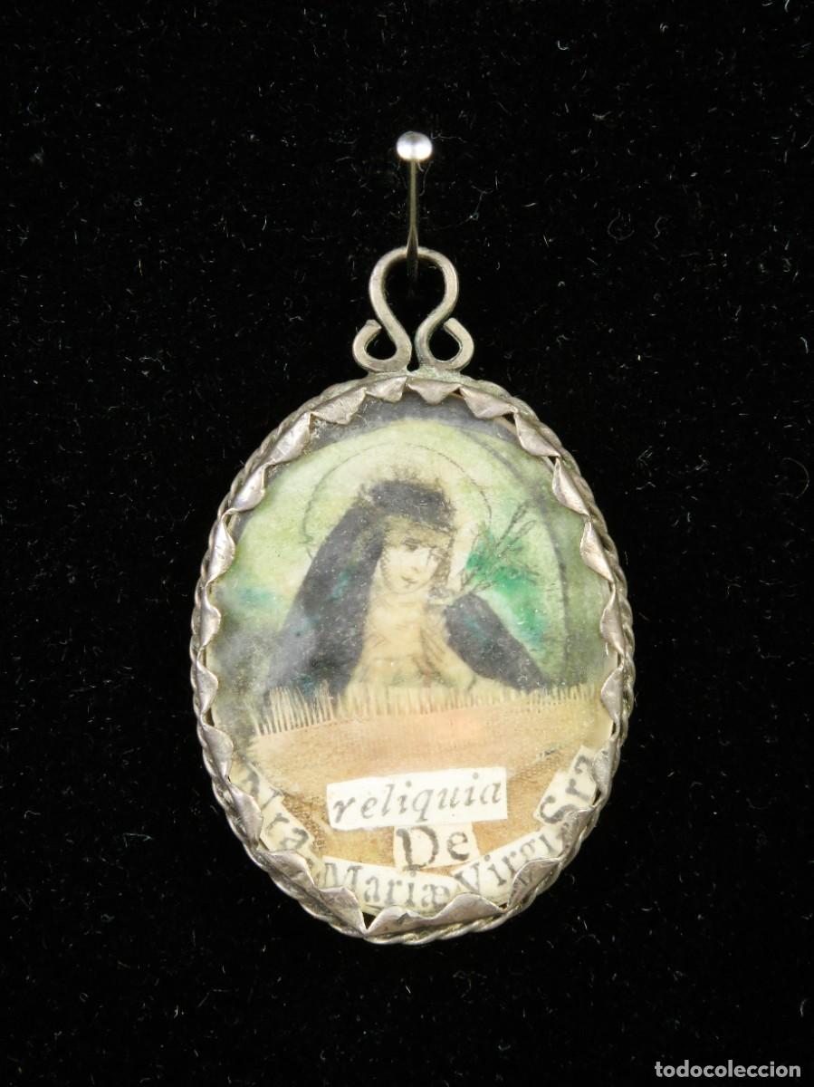 Antig&uuml;edades: Relicario plata anverso Nuestra Se&ntilde;ora de la Soledad reverso Nuestra Se&ntilde;ora Mar&iacute;a Virgen siglo XVIII