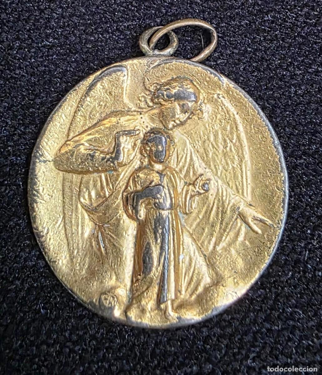 Antig&uuml;edades: Medalla religiosa antigua de &aacute;ngel custodio en metal dorado &ndash; Firmada Moritz &ndash; 2,5 cm