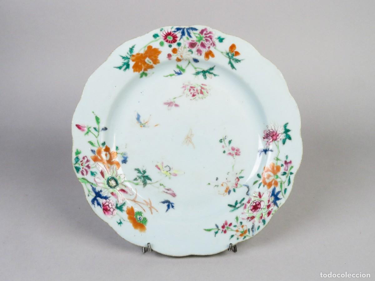 Antig&uuml;edades: Plato de porcelana Compa&ntilde;&iacute;a de Indias con decoraciones florales Familia Rosa siglo XVIII