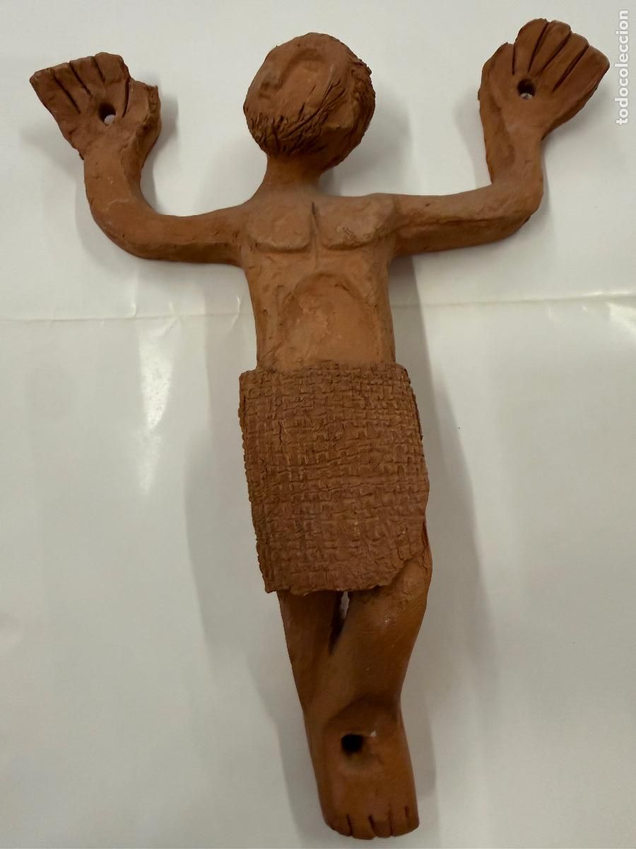 Antig&uuml;edades: Curioso Jesucristo Crucificado, en ceramica o terracota. Pieza unica. 29x23cms