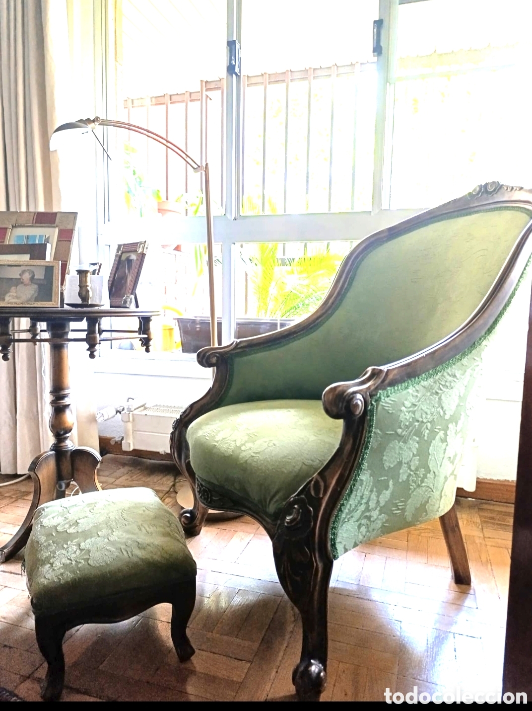 Antig&uuml;edades: BUTACA Y ESCABEL ESTILO FRANC&Eacute;S