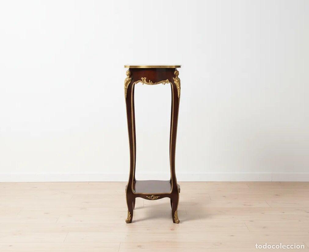 Antig&uuml;edades: Pedestal madera y aplicaciones bronce