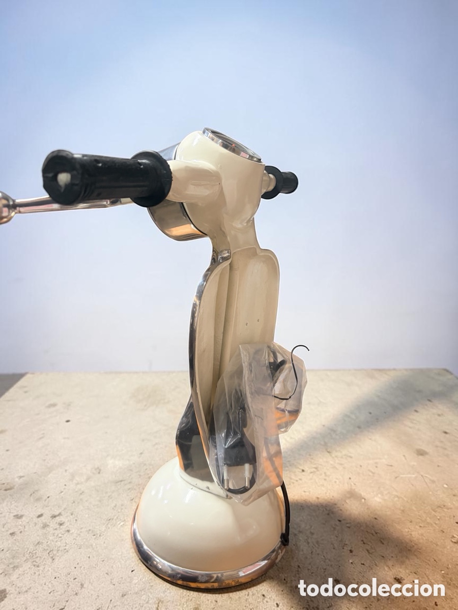 Antig&uuml;edades: L&aacute;mpara de mesa Vespa vintage - Foto 4