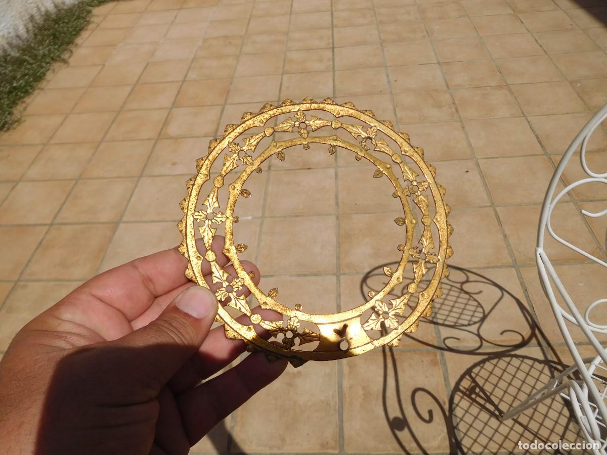 Antig&uuml;edades: Corona antigua de metal dorado para santo o virgen