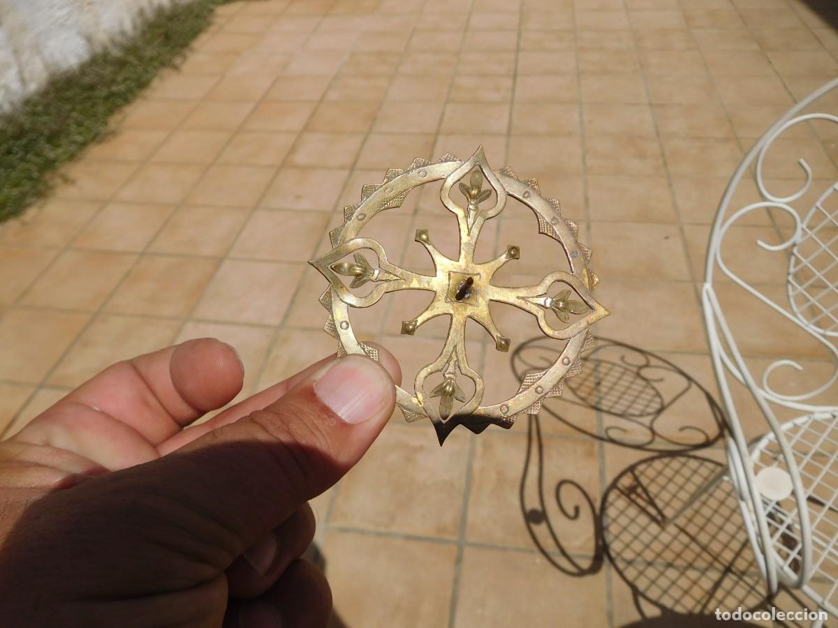 Antig&uuml;edades: Corona antigua de metal dorado para santo o virgen