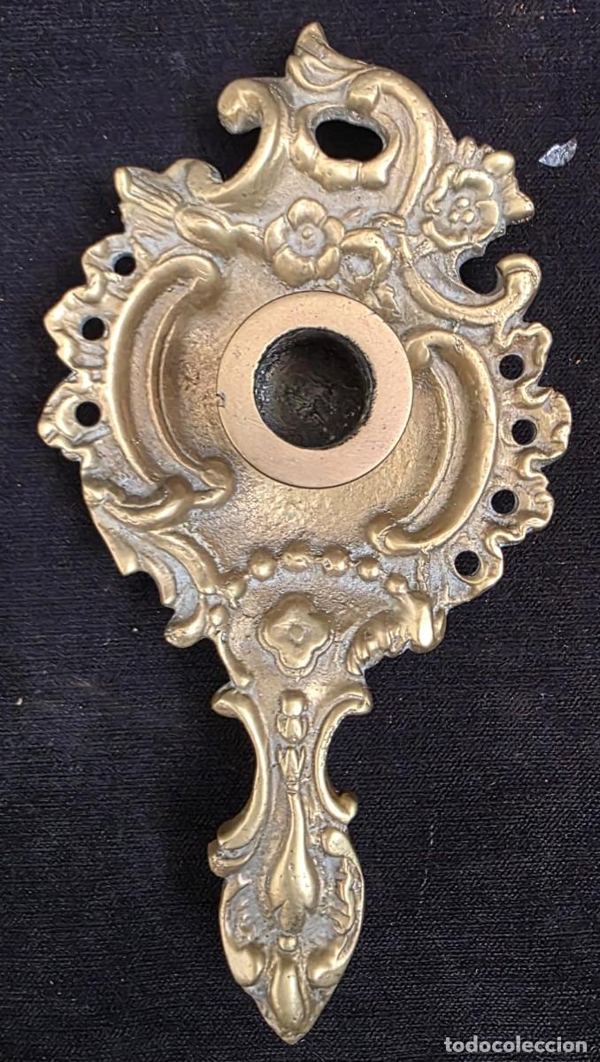 Antig&uuml;edades: Palmatoria antigua de pared estilo Rococ&oacute; en bronce dorado &ndash; Portavelas ornamental &ndash; 18 x 9 cm