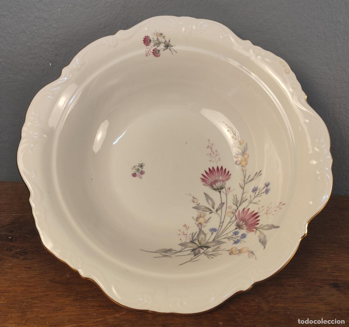 Antig&uuml;edades: Fuente de porcelana Santa Clara Vigo con decoraci&oacute;n floral y borde dorado