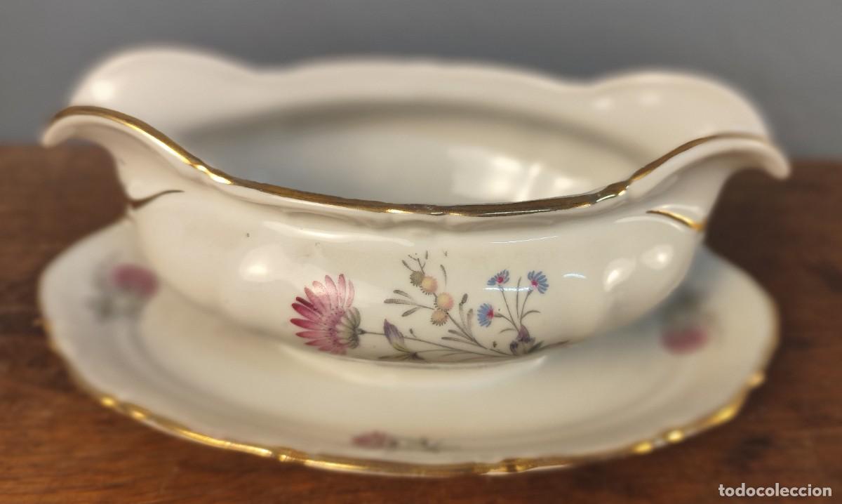 Antig&uuml;edades: Salsera de porcelana Santa Clara Vigo con decoraci&oacute;n floral y borde dorado