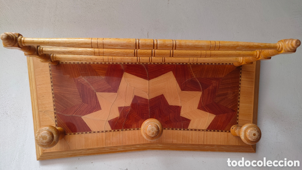 Antig&uuml;edades: PERCHERO SOMBRERERO EN MADERA DE PARED.CON MARQUETERIA FINA.TRES POMOS.ESTILO INGLES CL&Aacute;SICO.