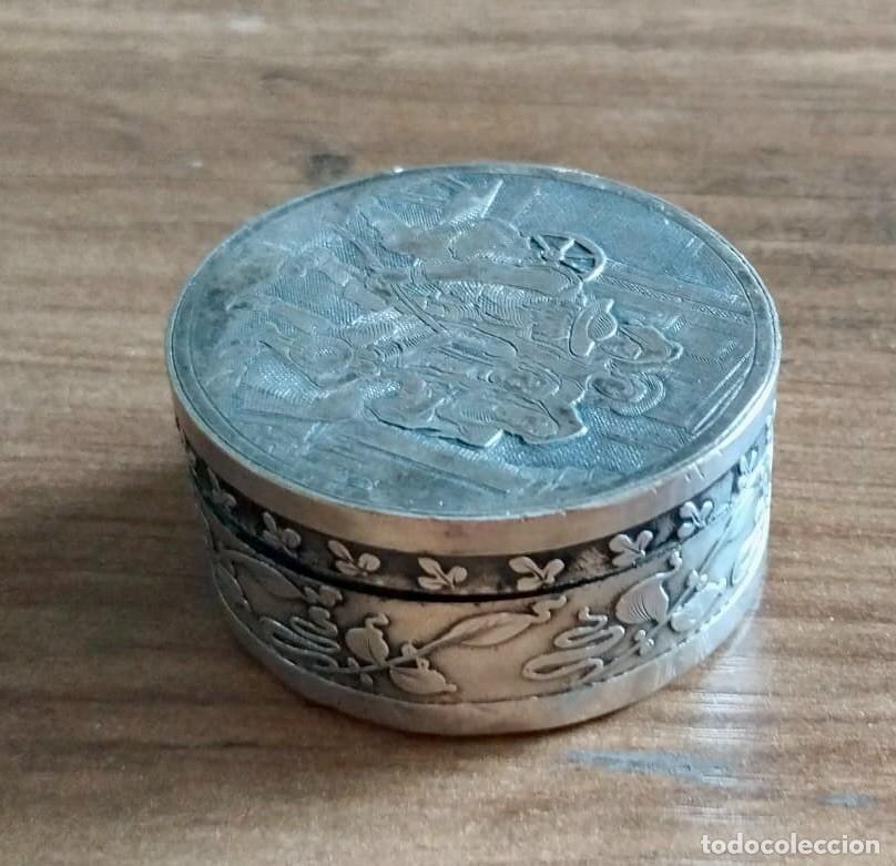 Antig&uuml;edades: cajita joyero o pastillero vintage de plata, decorada con relieves detallados - di&aacute;metro 5 cm