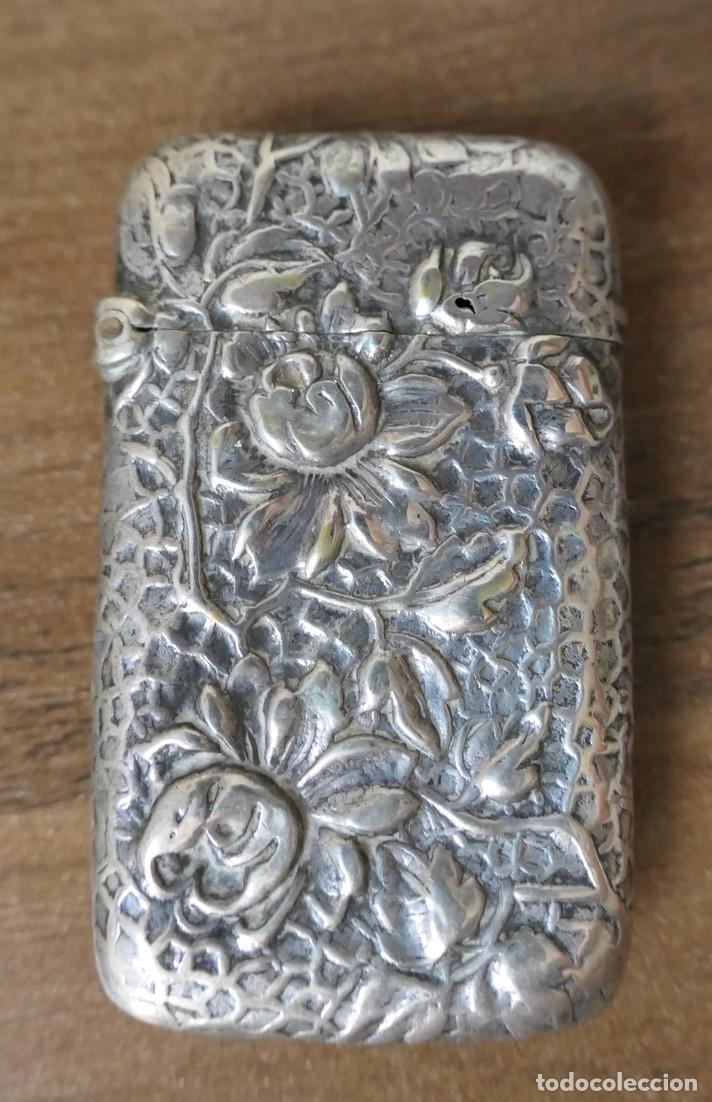 Antig&uuml;edades: cajita de cerillas de plata motivos vegetales y textura martillada- 4,8 cm