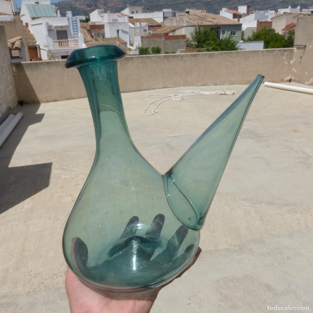 Antig&uuml;edades: Antiguo porron de vidrio soplado, verde azulado, catal&aacute;n, 917gr, alto 26cm.