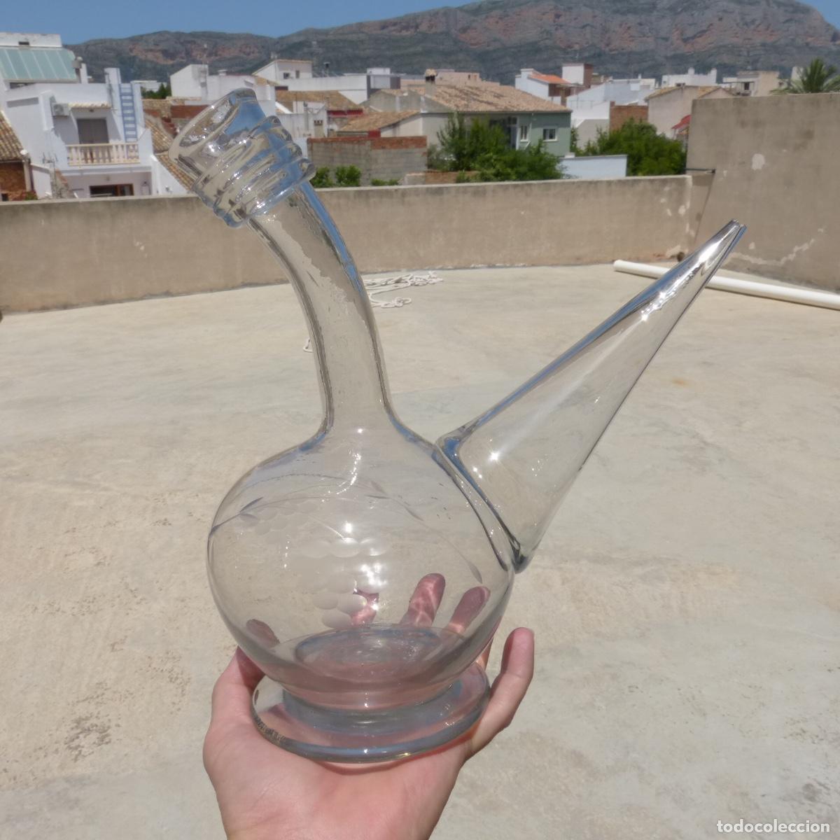 Antig&uuml;edades: Antiguo porr&oacute;n de vidrio soplado tallado, catalan?, 892gr. Altura 27,5cm.