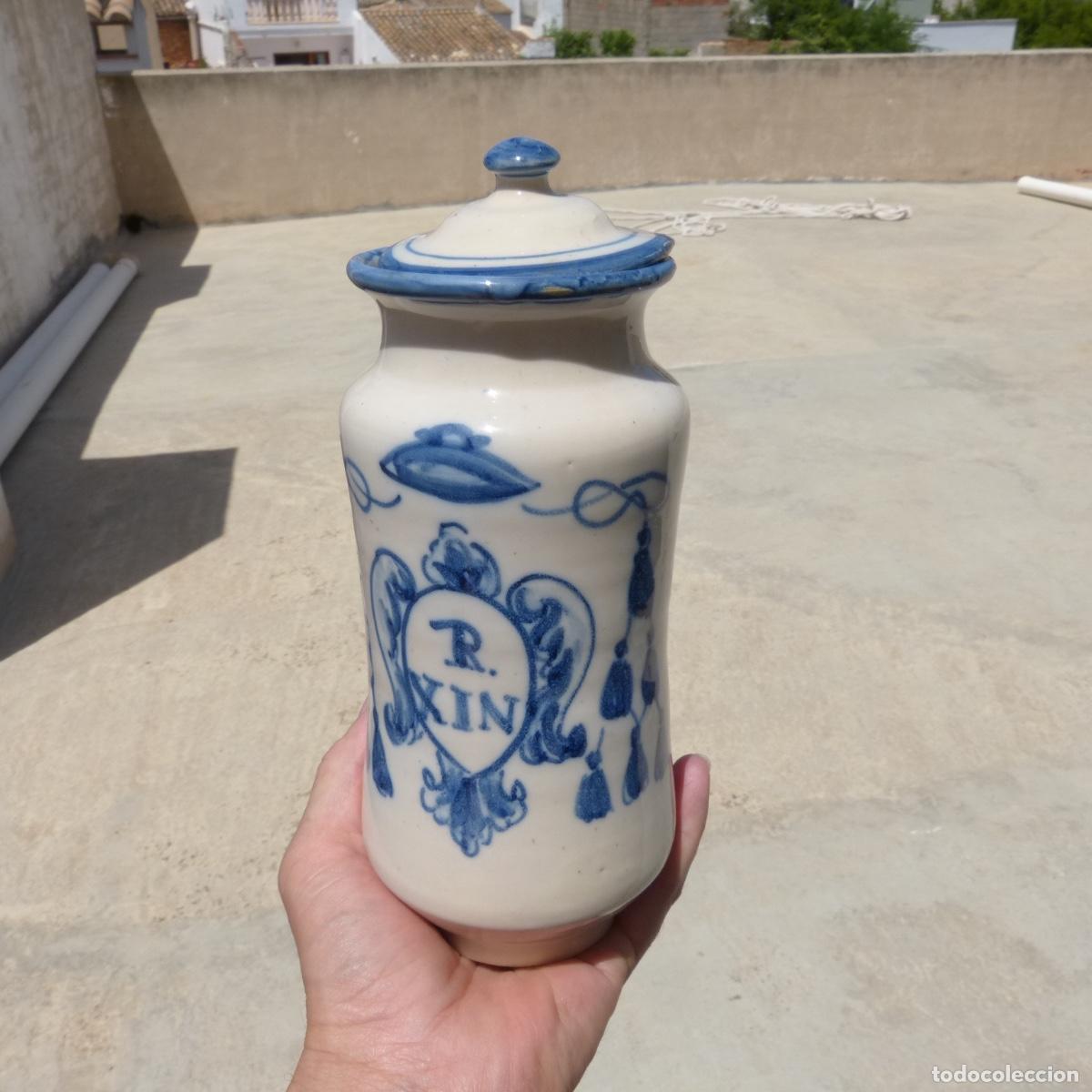 Antig&uuml;edades: Bote o tarro de farmacia, albarelo, artesania en ceramica, 570gr. 23cm con tapa.