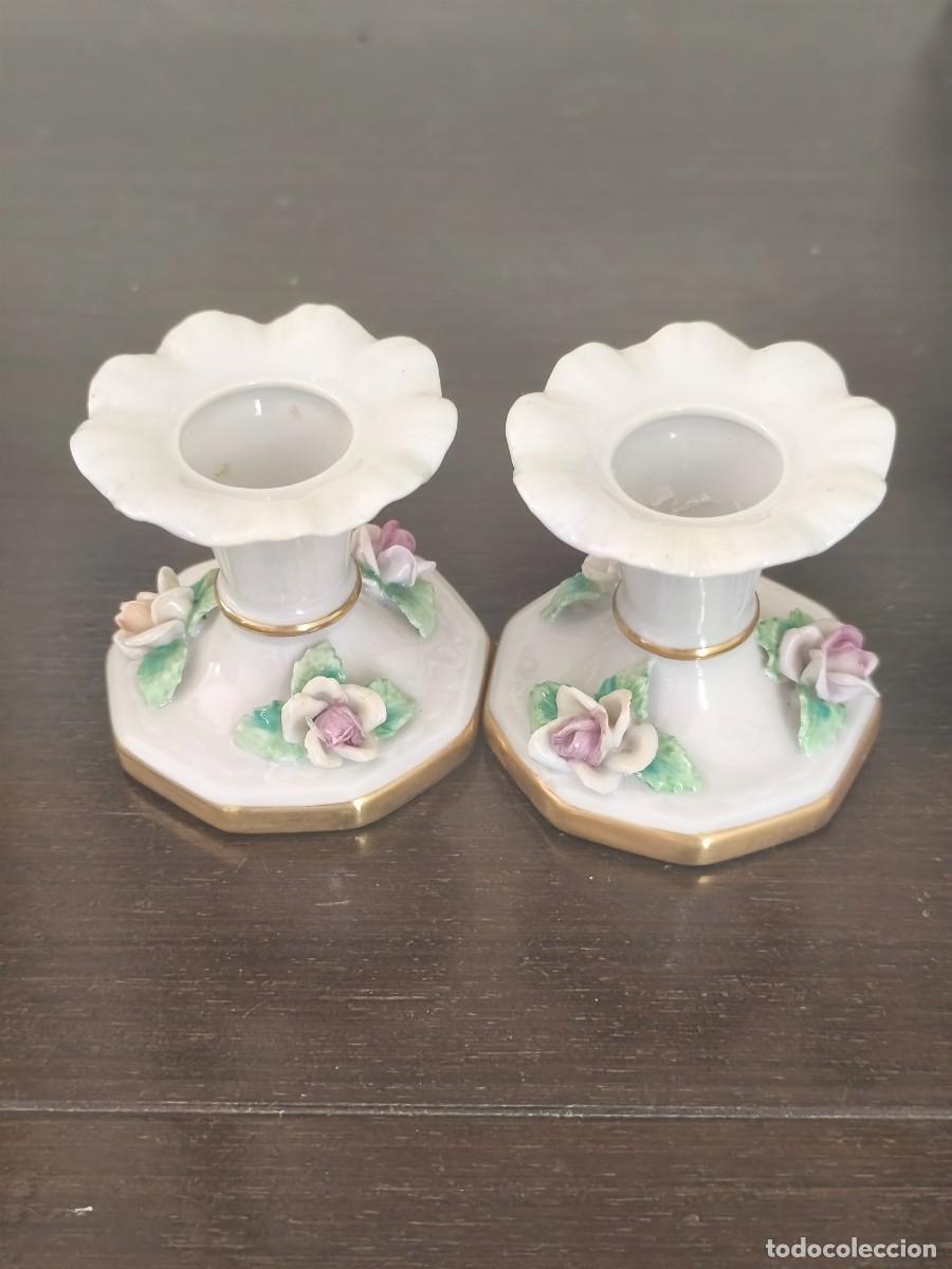 Antig&uuml;edades: Pareja de delicados veleros de cer&aacute;mica con motivos florales.