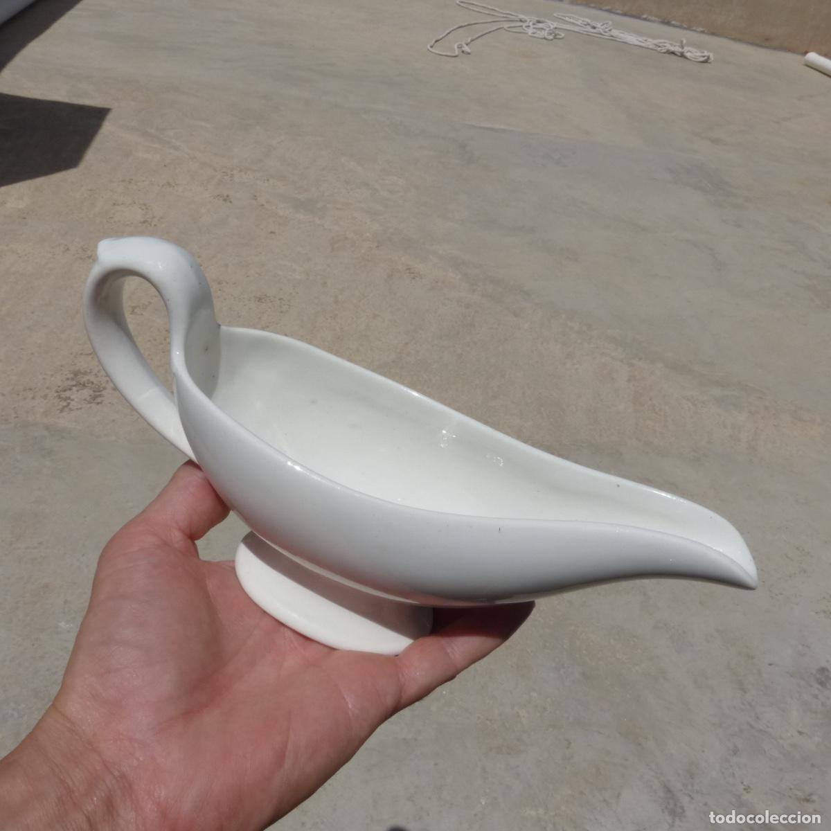 Antig&uuml;edades: Antigua Salsera de loza fina, pickman la cartuja, sevilla. 316gr. 23cm