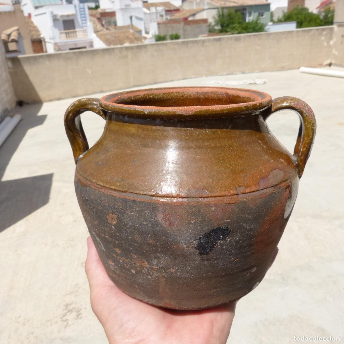 Antig&uuml;edades: Antiguo puchero u olla de barro refractario de cocina, 1361gr. Alt 16cm.