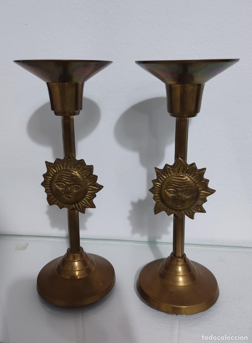 Antig&uuml;edades: Pareja de candelabros antiguos de lat&oacute;n con dise&ntilde;o de sol