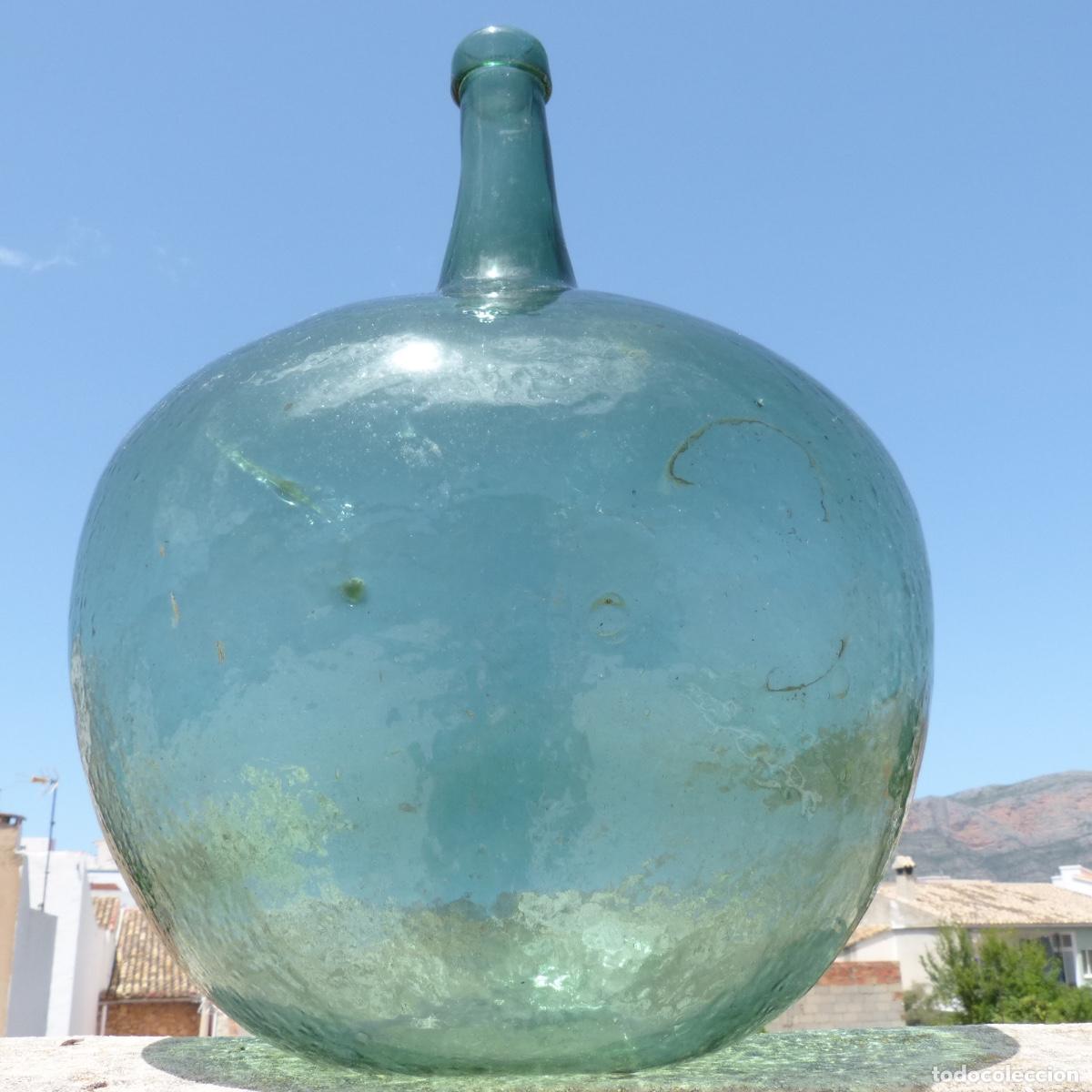Antig&uuml;edades: Antigua damajuana, garrafa o bombona de vidrio soplado, 16 litros, forma corazon, 2693gr, 45cm.