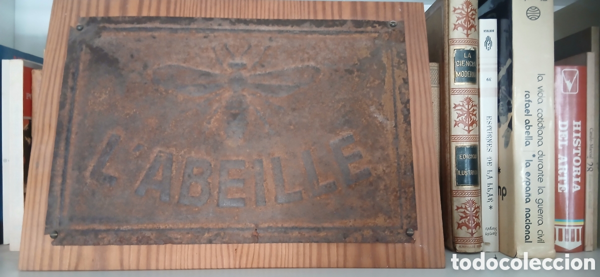 Antiquit&eacute;s: Placa contra incendios de Hierro y madera L'Abeille tiene una antiguedad de m&aacute;s de 100 a&ntilde;os