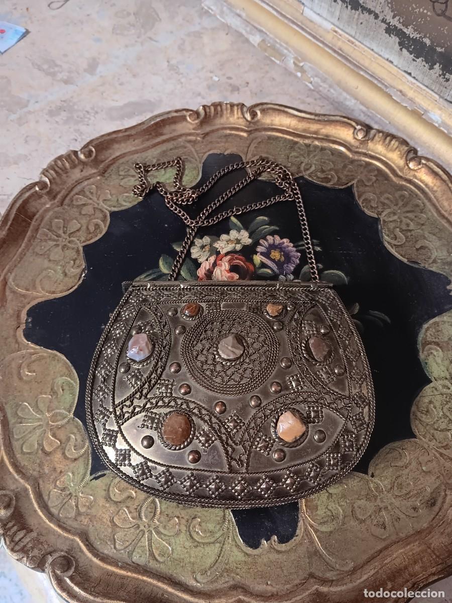 Antig&uuml;edades: bolso de noche vintage de metal plateado estilo indio, caracterizado por tener incrustaciones de pie