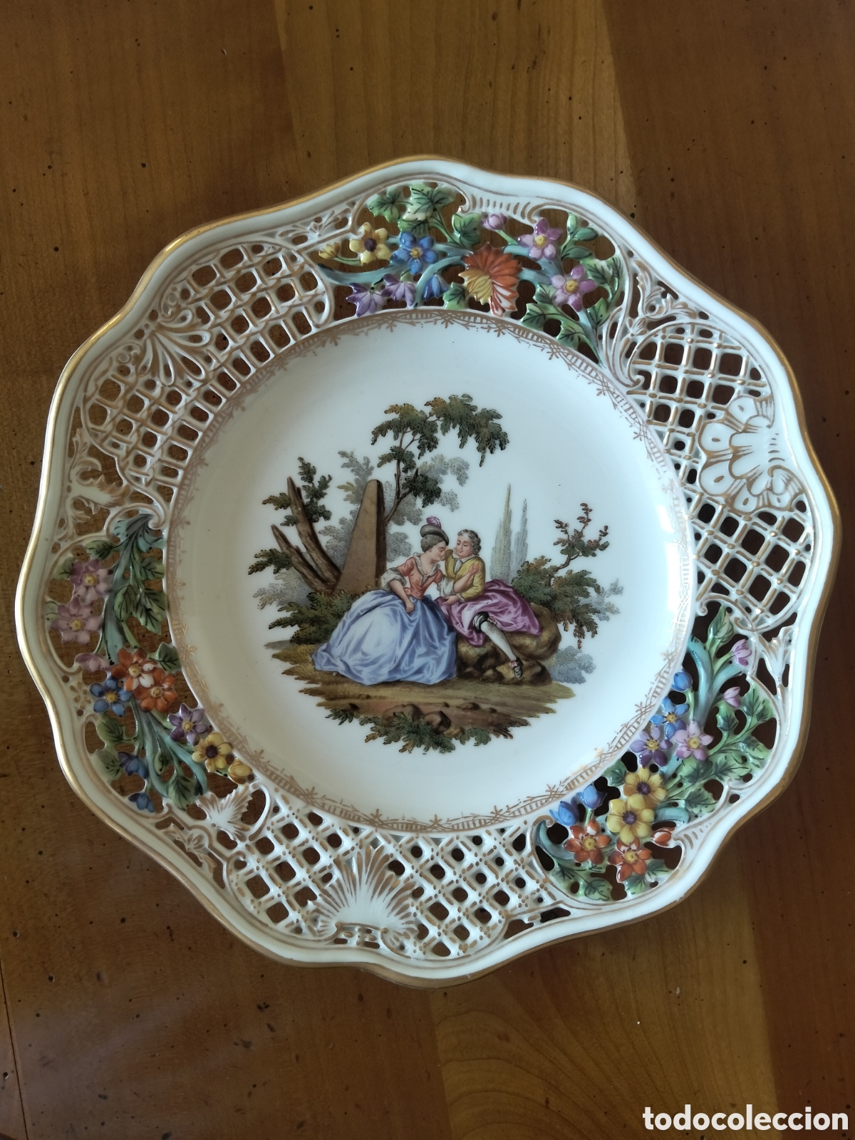 Antig&uuml;edades: Antiguo Plato Calado en Porcelana de Dresde / Meissen - Escena Galante Pintada a Mano - Siglo XIX/XX