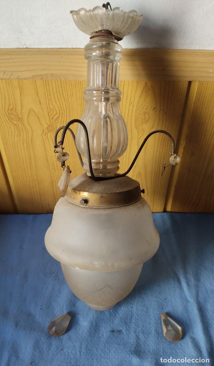 Antig&uuml;edades: ANTIGUA LAMPARA DE TECHO DE METAL CON CRISTAL EN LA PARTE SUPERIOR Y MEDIA Y TULIPA OPACA