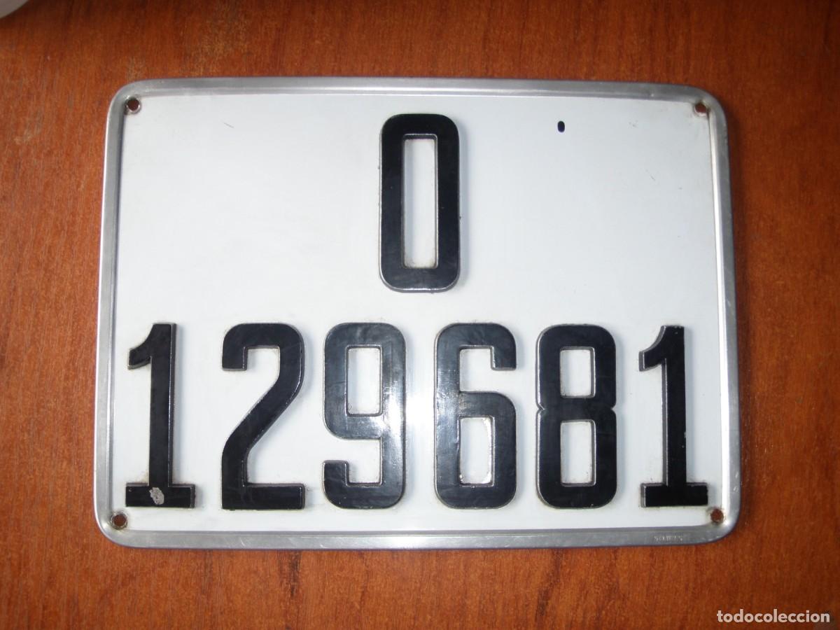 Antig&uuml;edades: ANTIGUA MATRICULA DE OVIEDO NUMEROS DE ALUMINIO EN RELIEVE