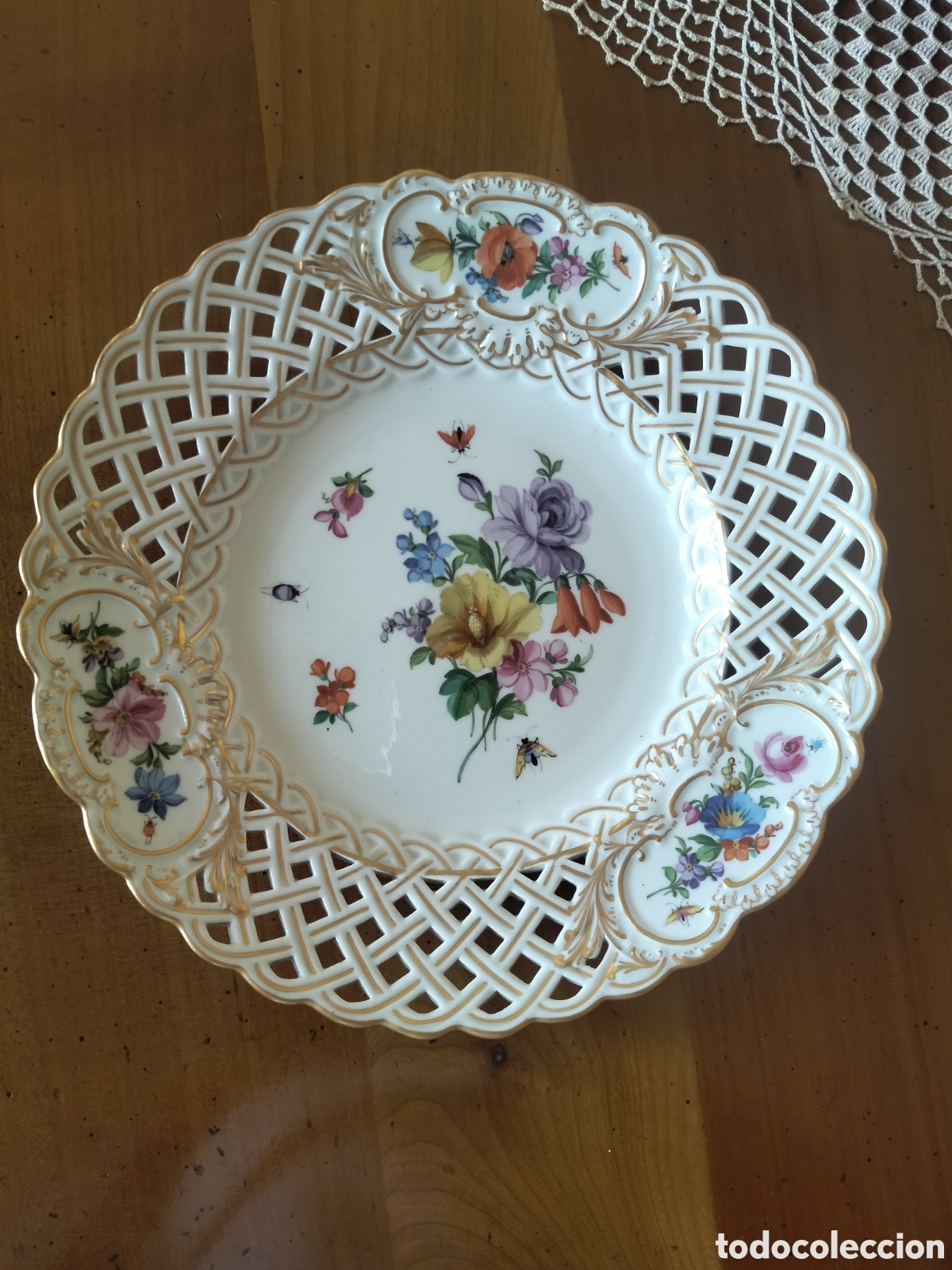 Antig&uuml;edades: Exquisito plato calado de porcelana Meissen - Espadas cruzadas - Pintado a mano con flores y oro.