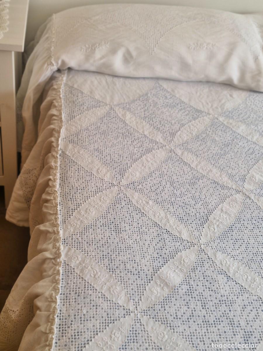 Antig&uuml;edades: PRECIOSA COLCHA DE LINO TODA CALADA CAMA DE 90 CMS
