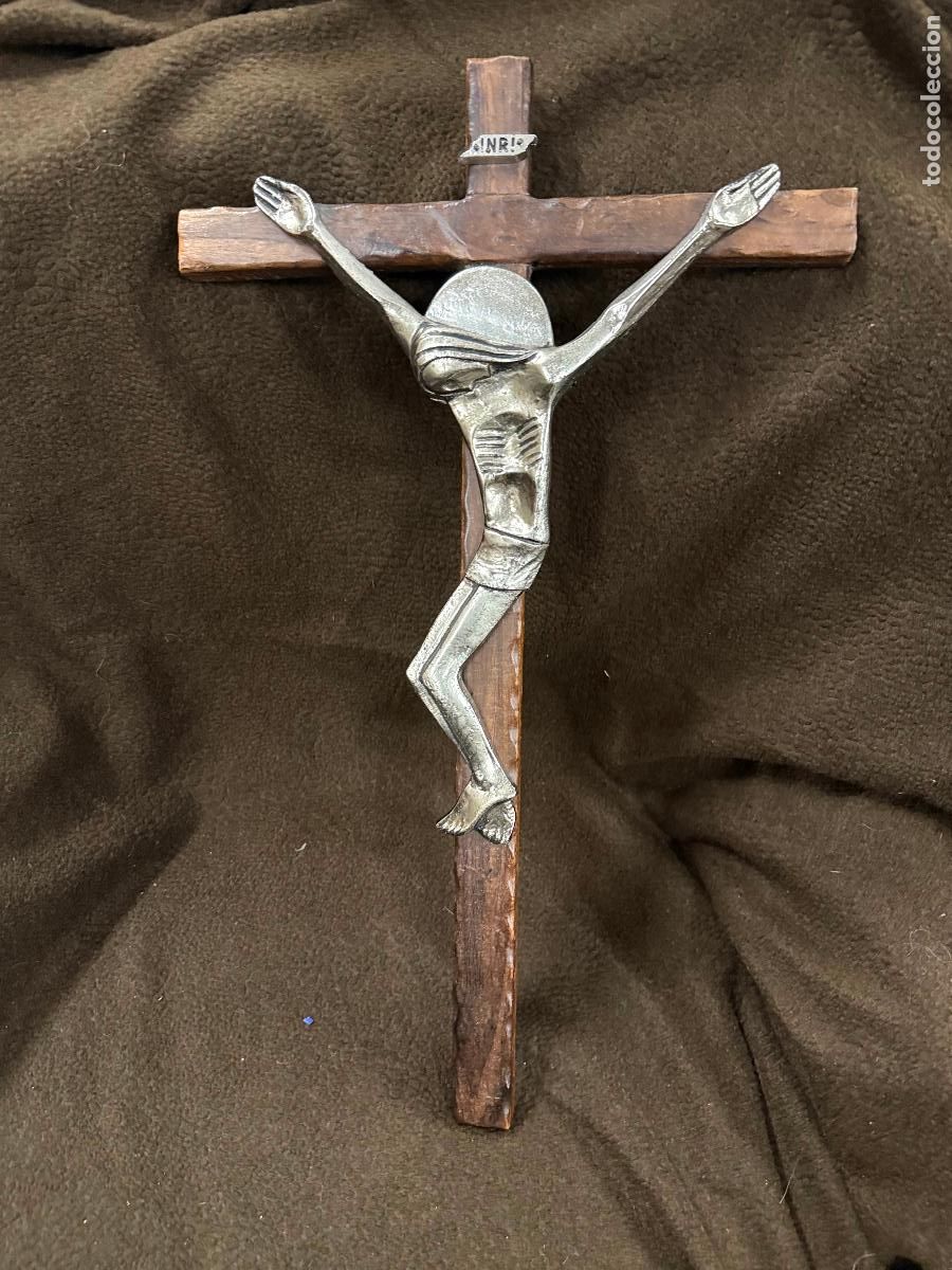 Antig&uuml;edades: Antiguo Jesucristo Crucificado, en aluminio y cruz madera. espectacular dise&ntilde;o. 51x30
