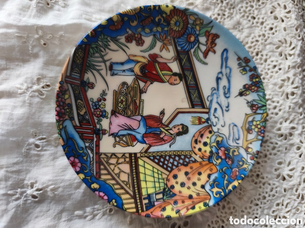 Antig&uuml;edades: Plato vintage o antiguo, con bonitos motivos y marca al dorso