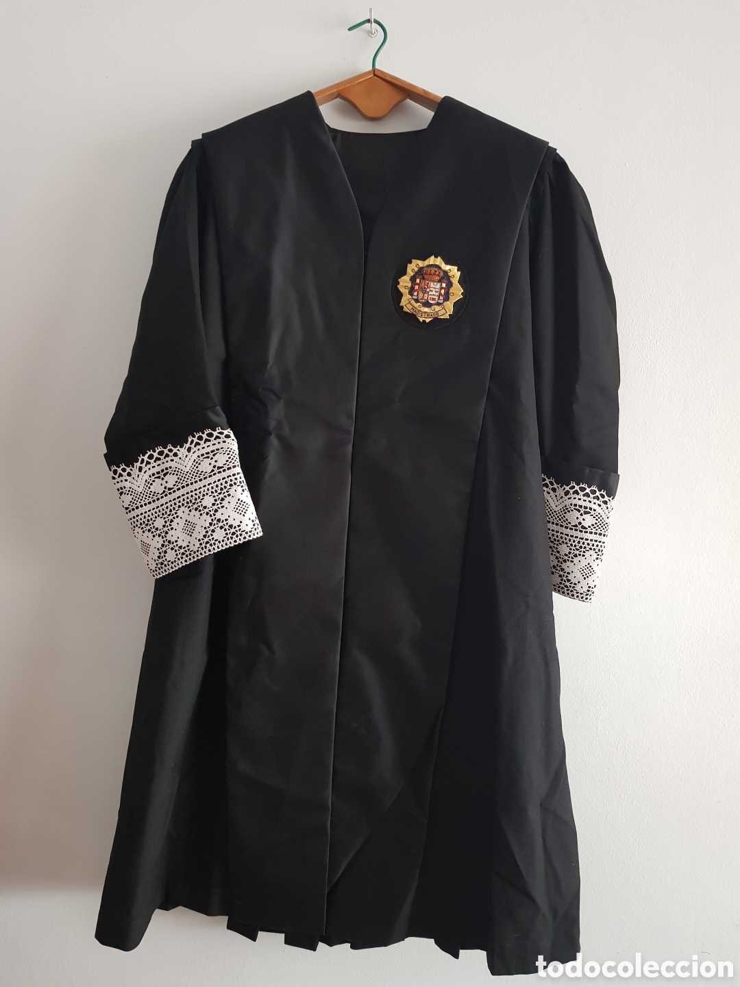 Antig&uuml;edades: Toga de Juez o Fiscal con Placa de Justicia bordada en gran calidad.&Eacute;poca a&ntilde;os 50-60.