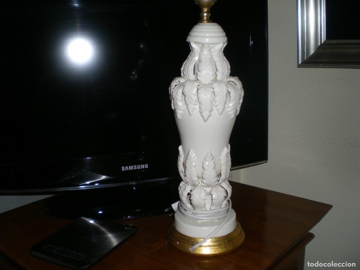 Antig&uuml;edades: L&aacute;mpara hojas cer&aacute;mica blanca Manises 47 cms. muy buen estado, sin golpes base madera dorada