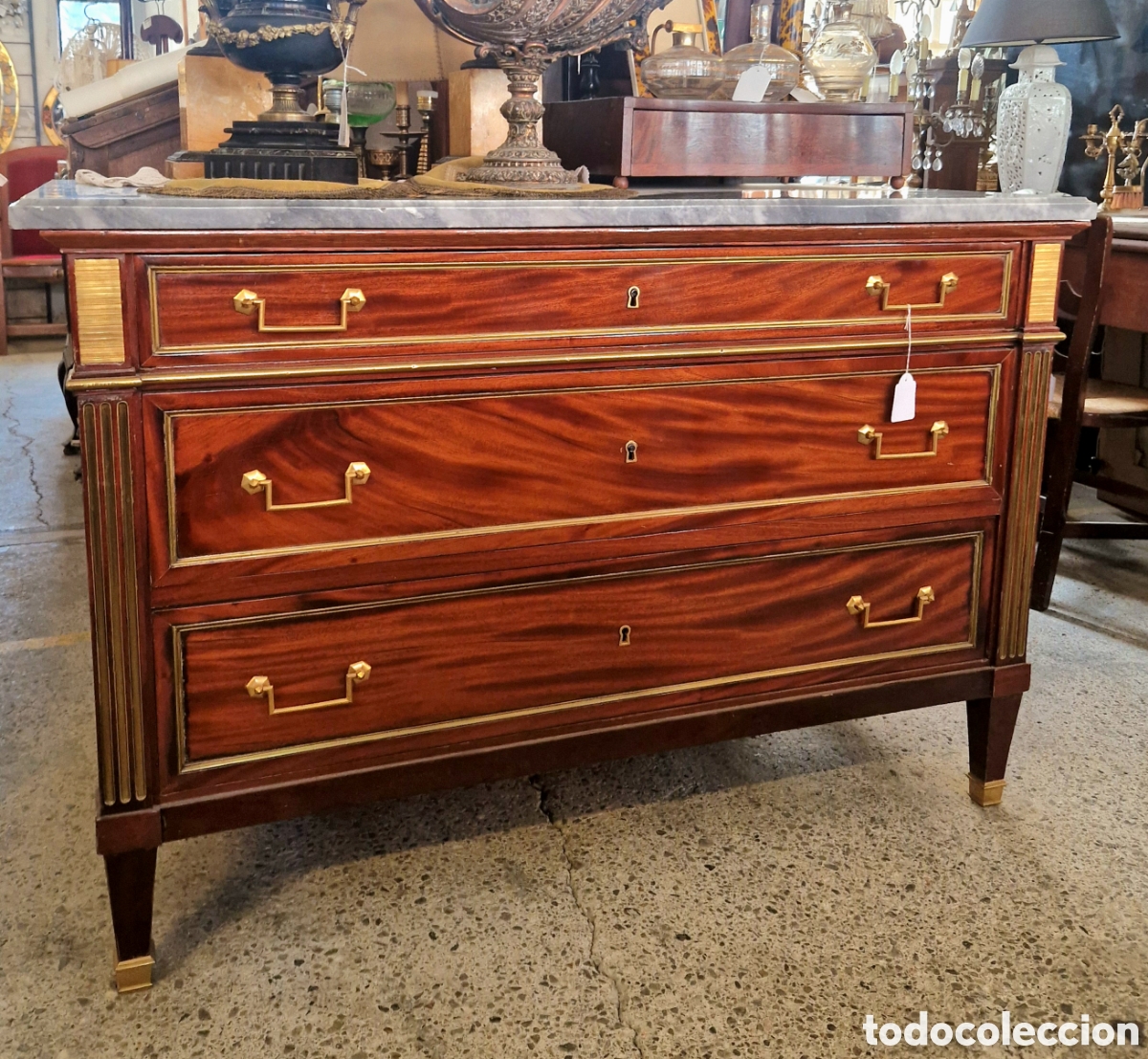 Antig&uuml;edades: C&oacute;moda Luis XVI de caoba y lat&oacute;n y m&aacute;rmol gris