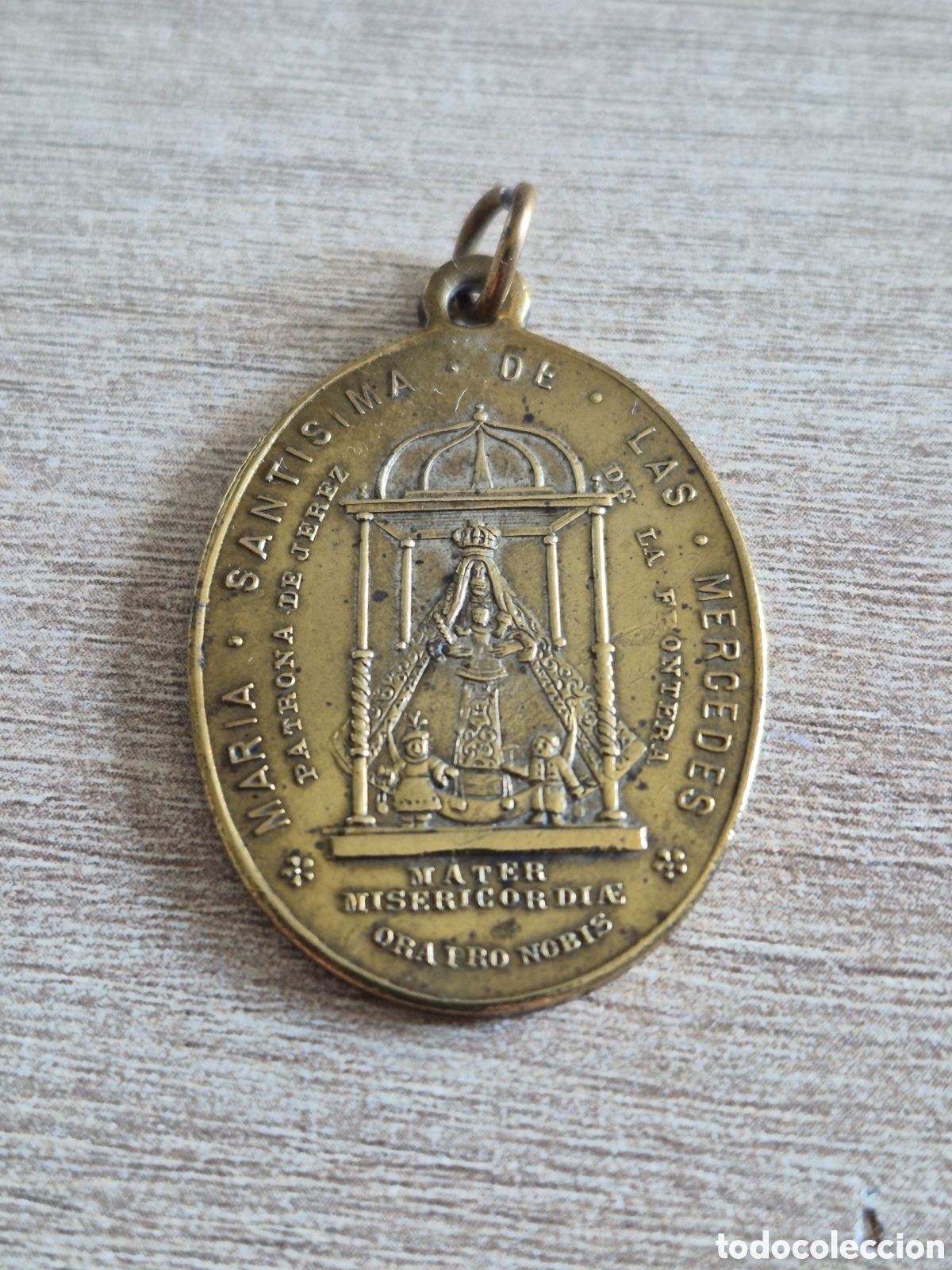 Antig&uuml;edades: Medalla Mar&iacute;a Sant&iacute;sima de las Mercedes - Patrona de Jerez de la Frontera - 4 x 2,8 cm. - EXCELENTE