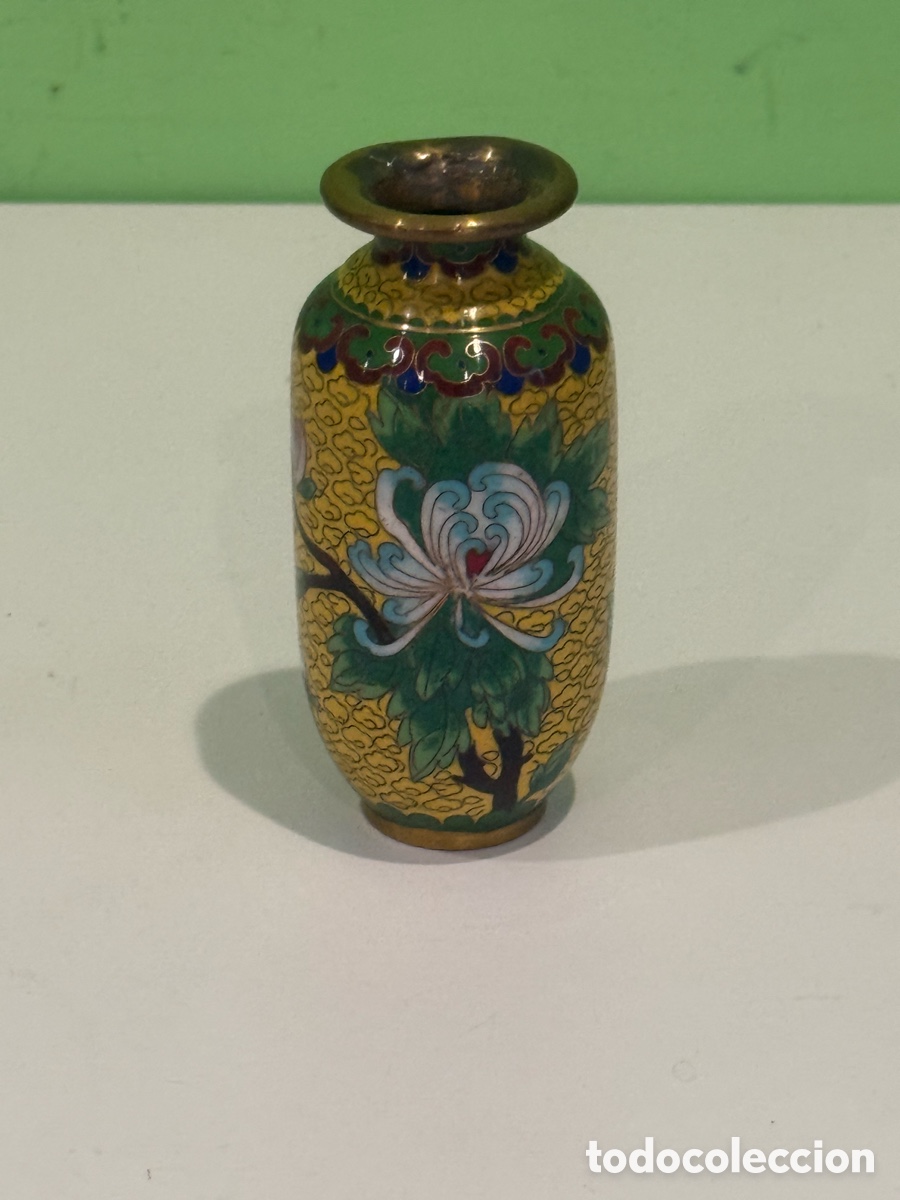 Antig&uuml;edades: Peque&ntilde;o jarr&oacute;n Cloisonn&eacute; chino esmaltado sobre bronce a&ntilde;os 1950-1960.