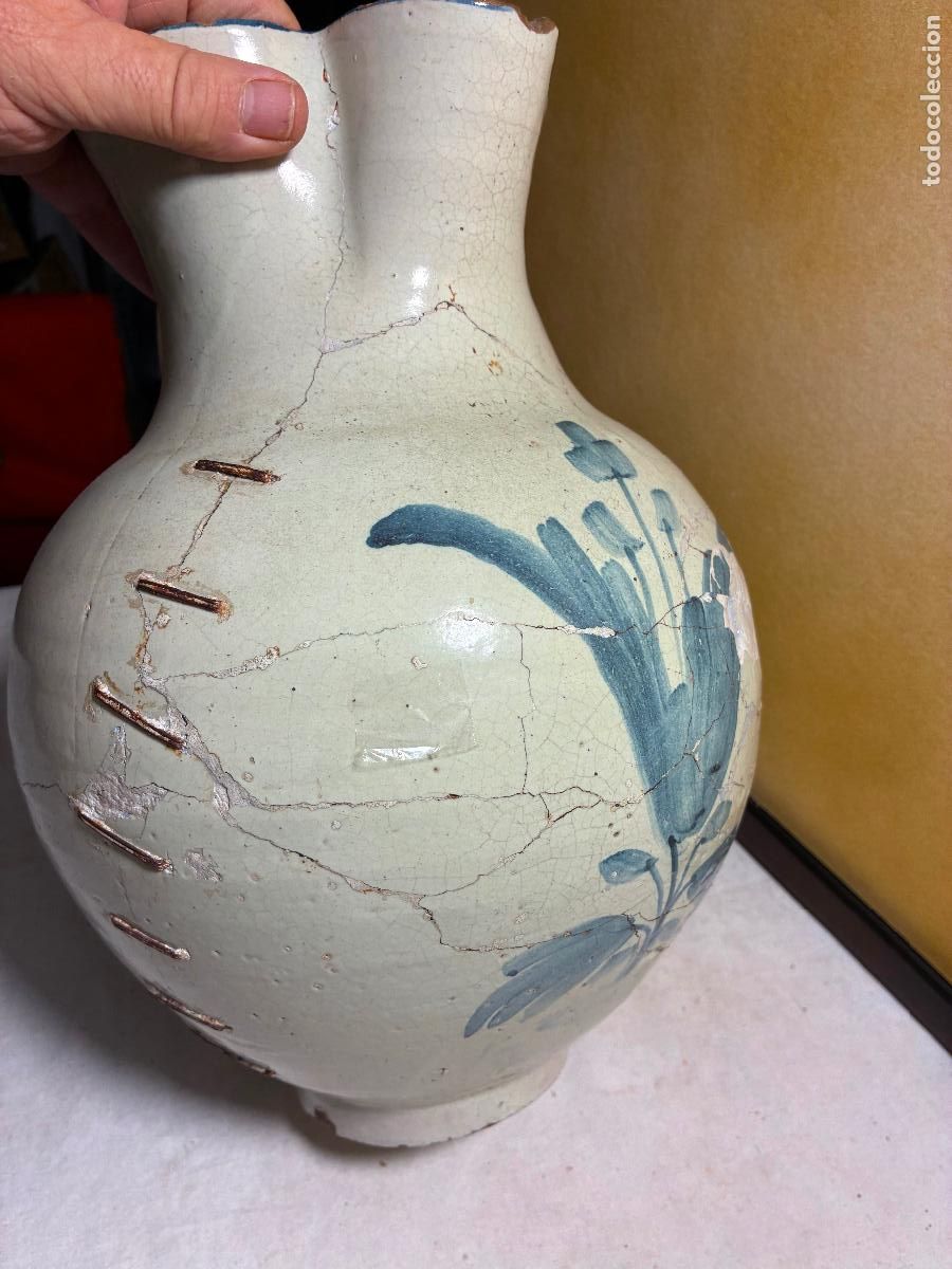Antig&uuml;edades: Jarra de cer&aacute;mica puede ser Toledo o Talavera decoraci&oacute;n azul la&ntilde;ada y pegada mide 32 alto 23 x 10