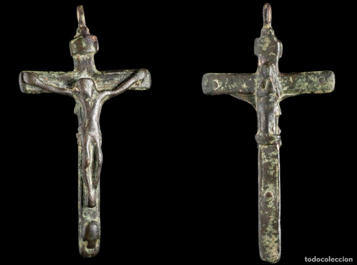 Antig&uuml;edades: Religious Cross, XVI-XVII centuries, 63x33 mm.