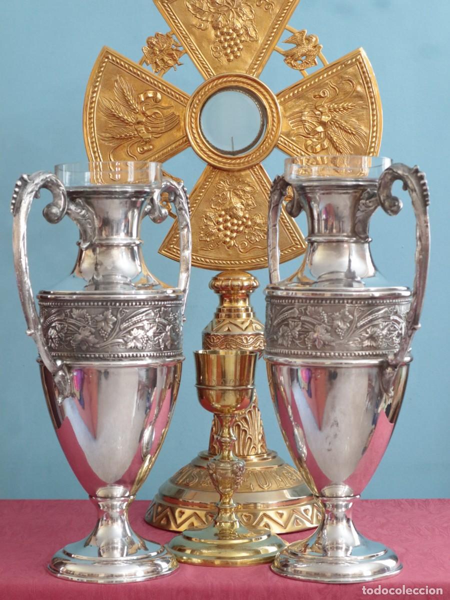 Antig&uuml;edades: Jarrones o &aacute;nforas de altar elaborados en metal plateado. Pps. S. XX. Miden 42 cm de altura.