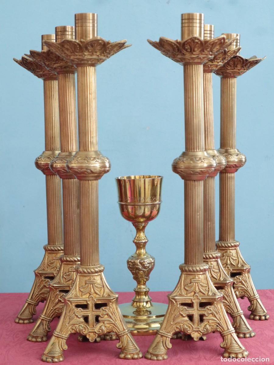 Antig&uuml;edades: Conjunto de seis candeleros de altar del siglo XIX de estilo neog&oacute;tico. Miden 44 cm de altura.