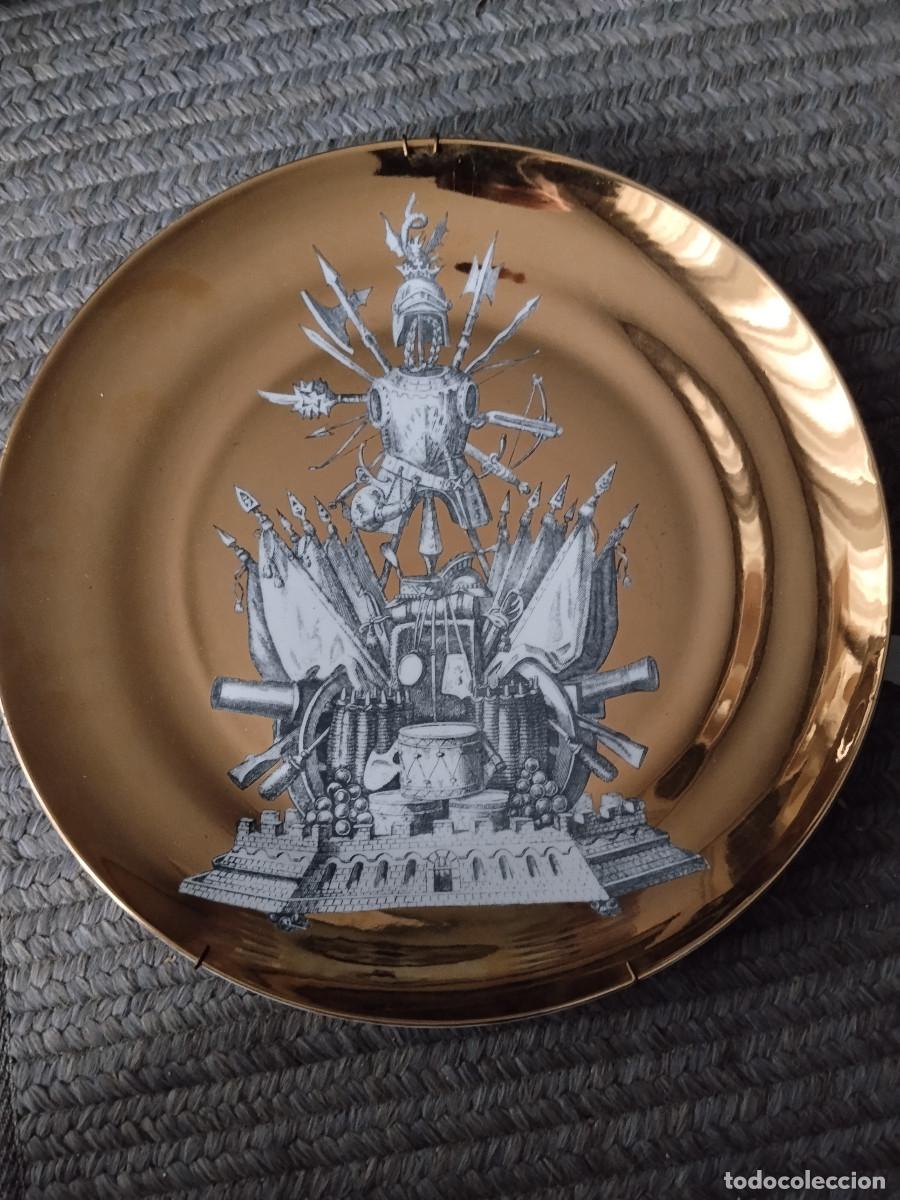 Antiques: Plato Fornasetti Milano &ndash; Serie Panoplie n&ordm; 6 &ndash; Decoraci&oacute;n dorada &ndash; Italia